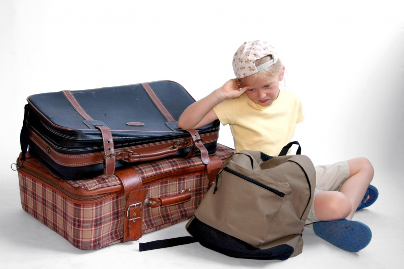 travel_safety_for_kids girl with suitcase