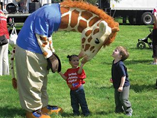 geoffery the giraffe autism speaks walk geoffery the giraffe autism speaks walk